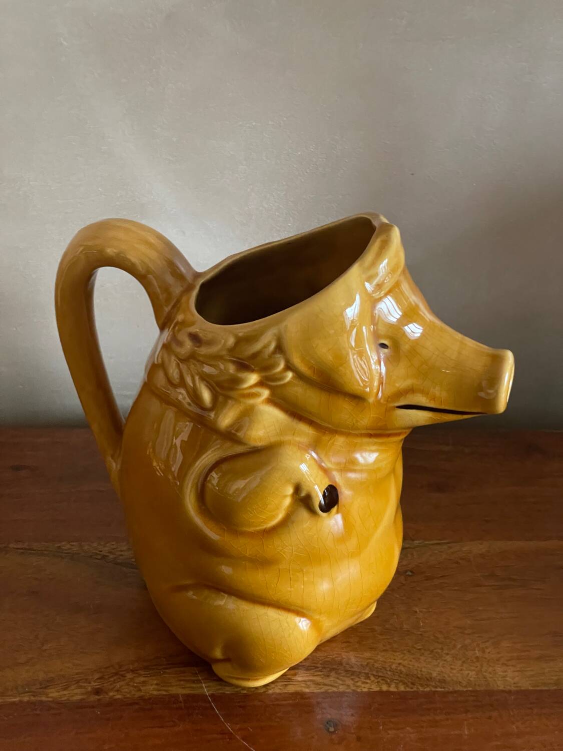 Pig slip pitcher