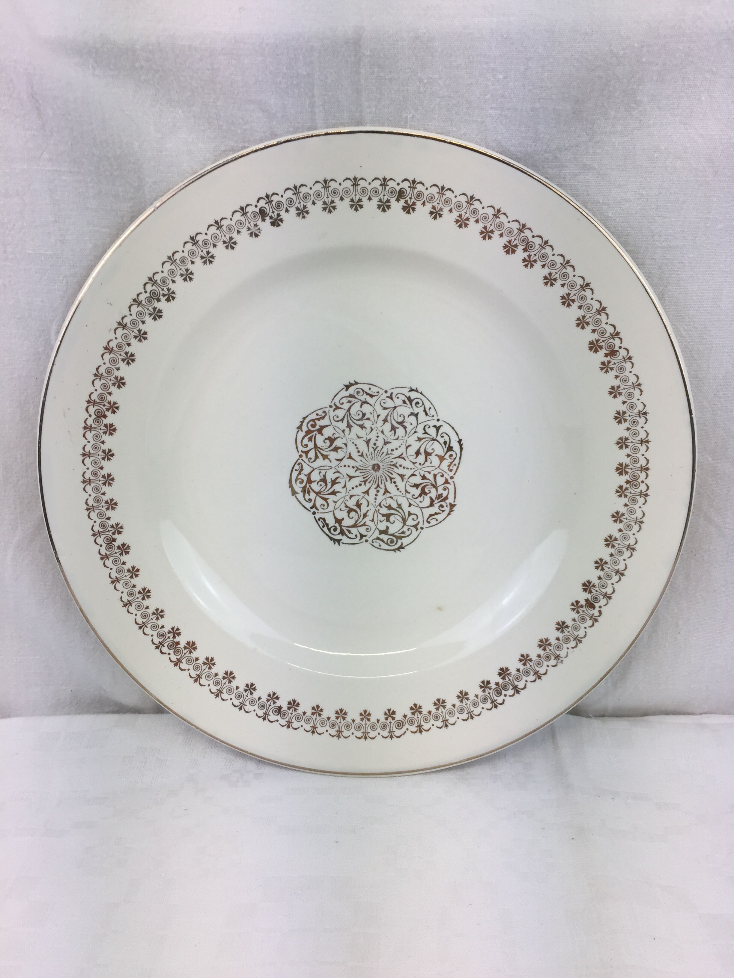 Plat rond ancien en céramique opaque blanc et or made in france Digoin