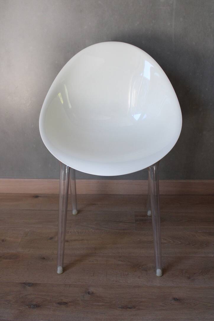 Set of 4 Mr Impossible white chairs by Philippe STARCK for Kartell.