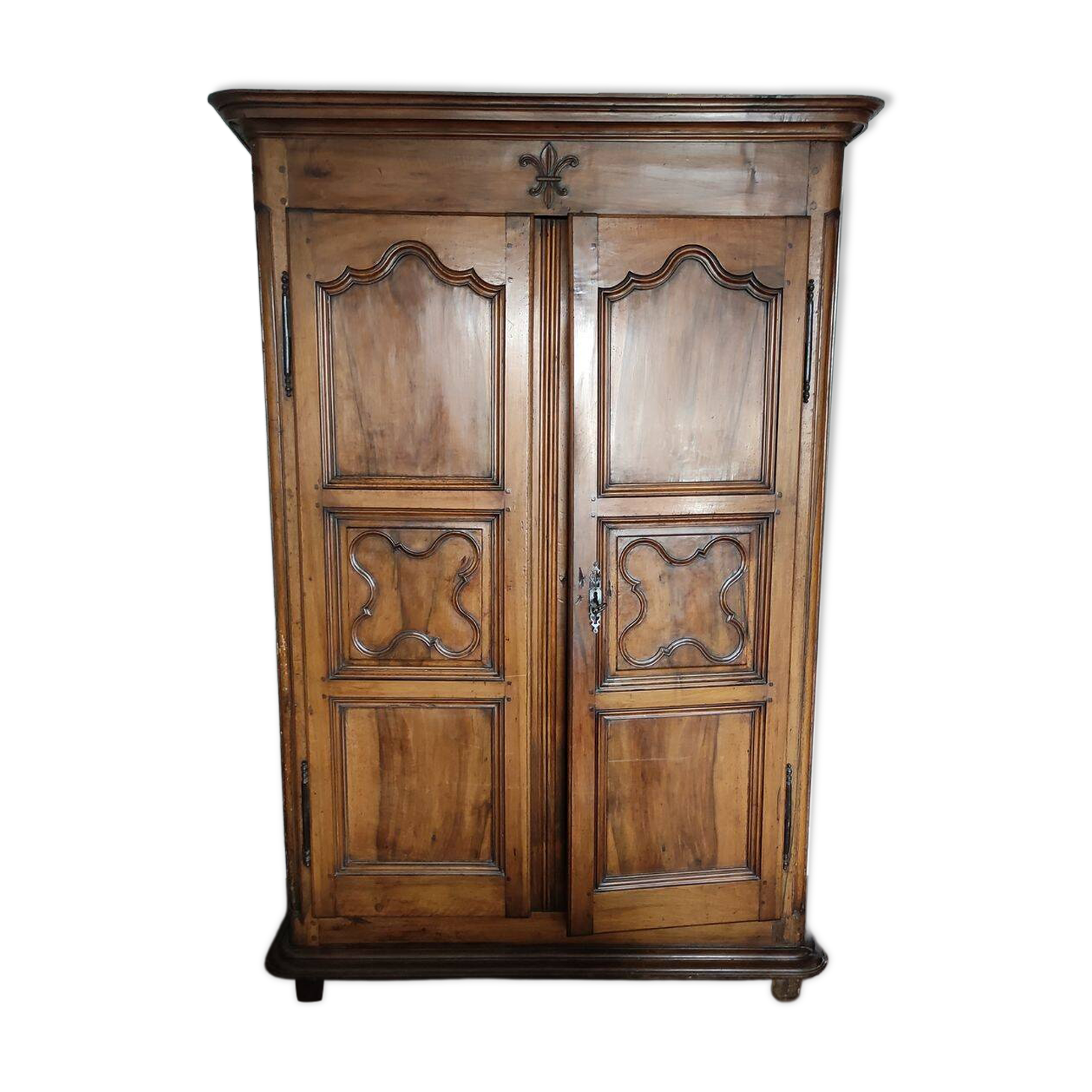 Armoire en noyer style Louis XV