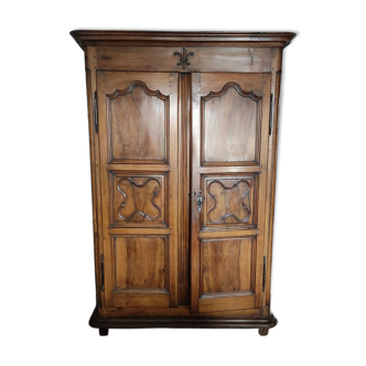 Armoire en noyer style Louis XV