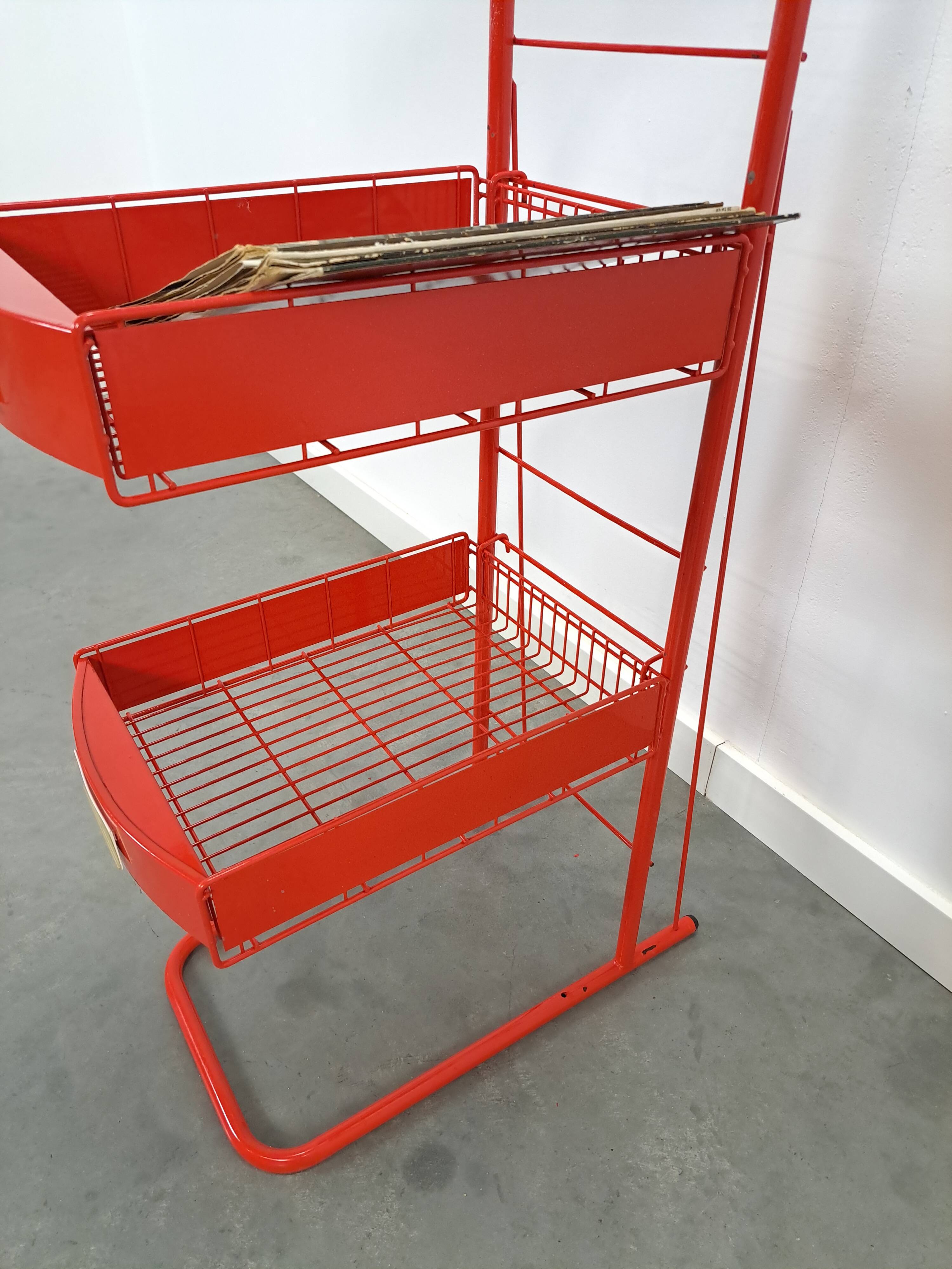 Rood metalen winkelvitrine winkelrek met manden vintage