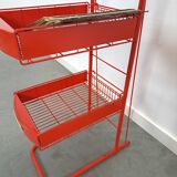 Rood metalen winkelvitrine winkelrek met manden vintage