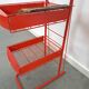 Rood metalen winkelvitrine winkelrek met manden vintage