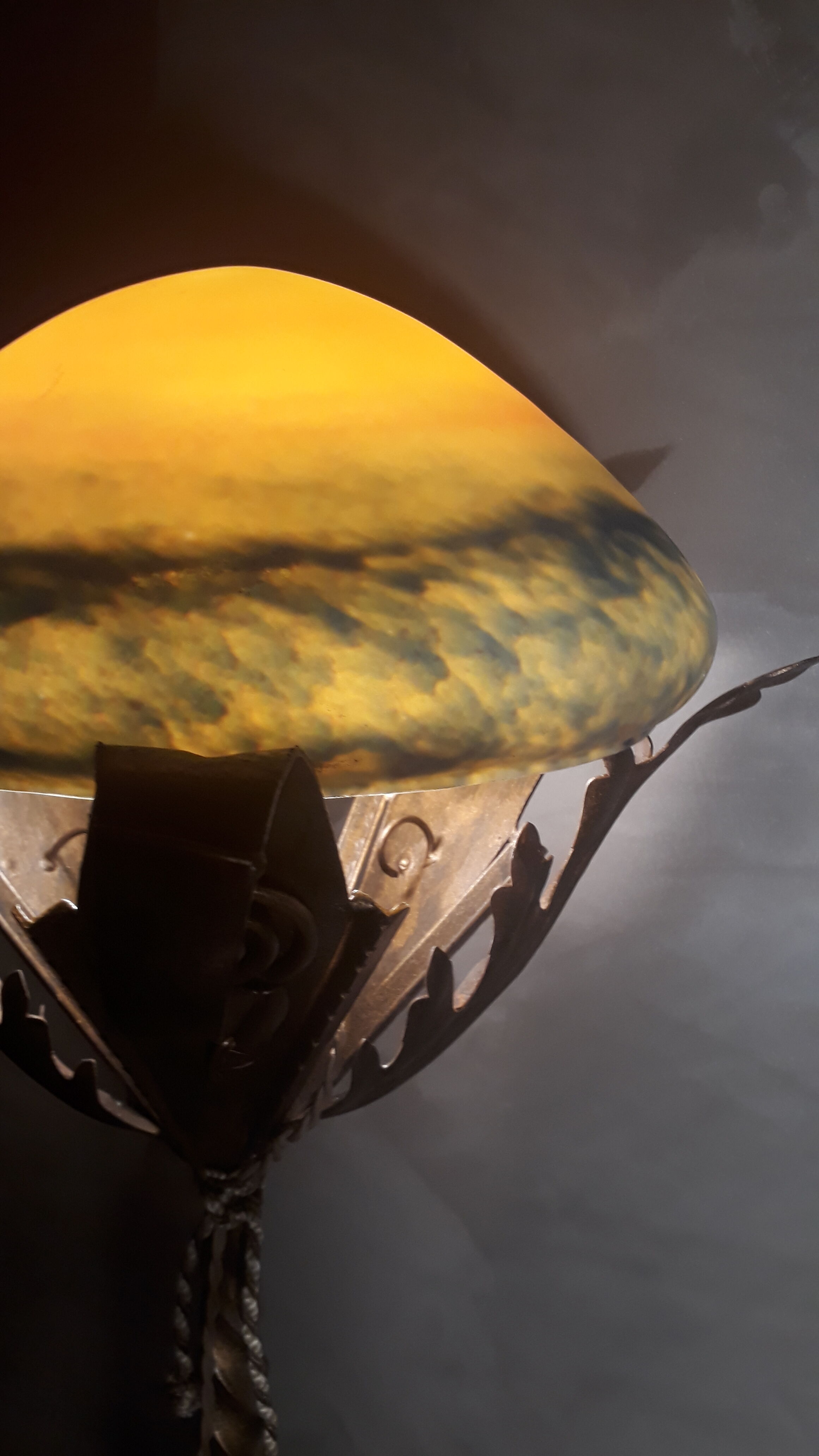 Lampadaire fer forgé or avec dome en pate de verre de Vianne 1930 art deco