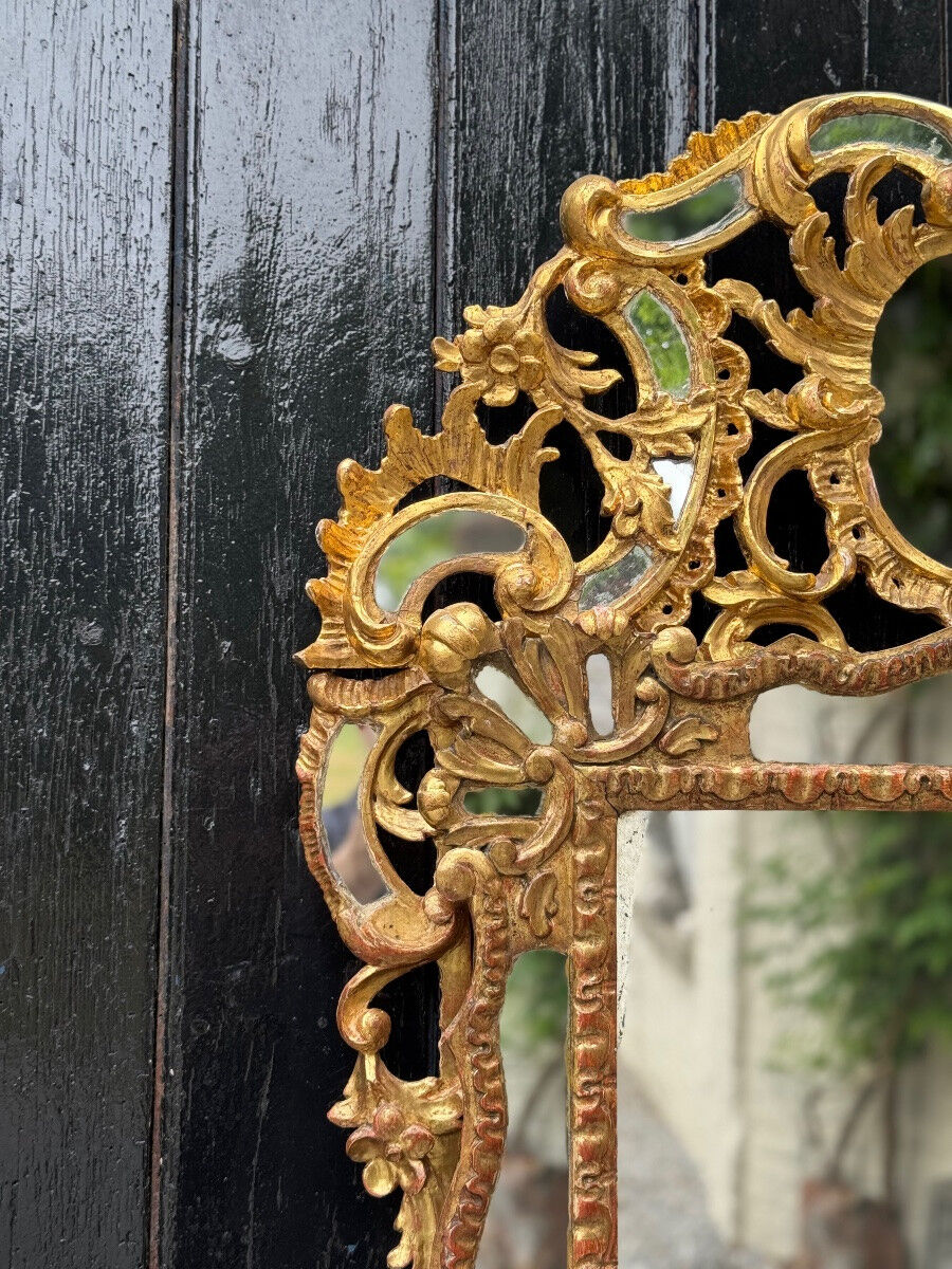 Miroir de style baroque en bois sculpté et doré, Empire Austro-hongrois, début XIXème siècle