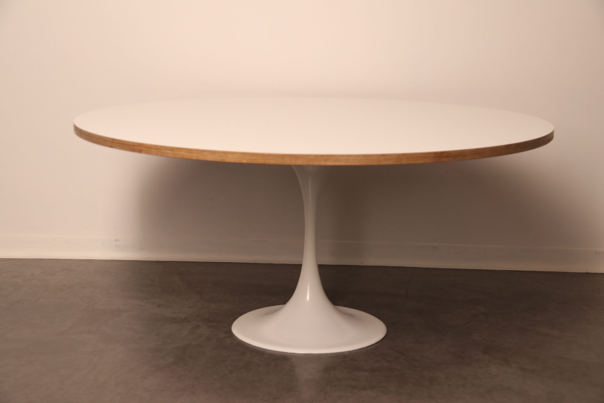 Table basse avec pied tulipe blanche - années 1960