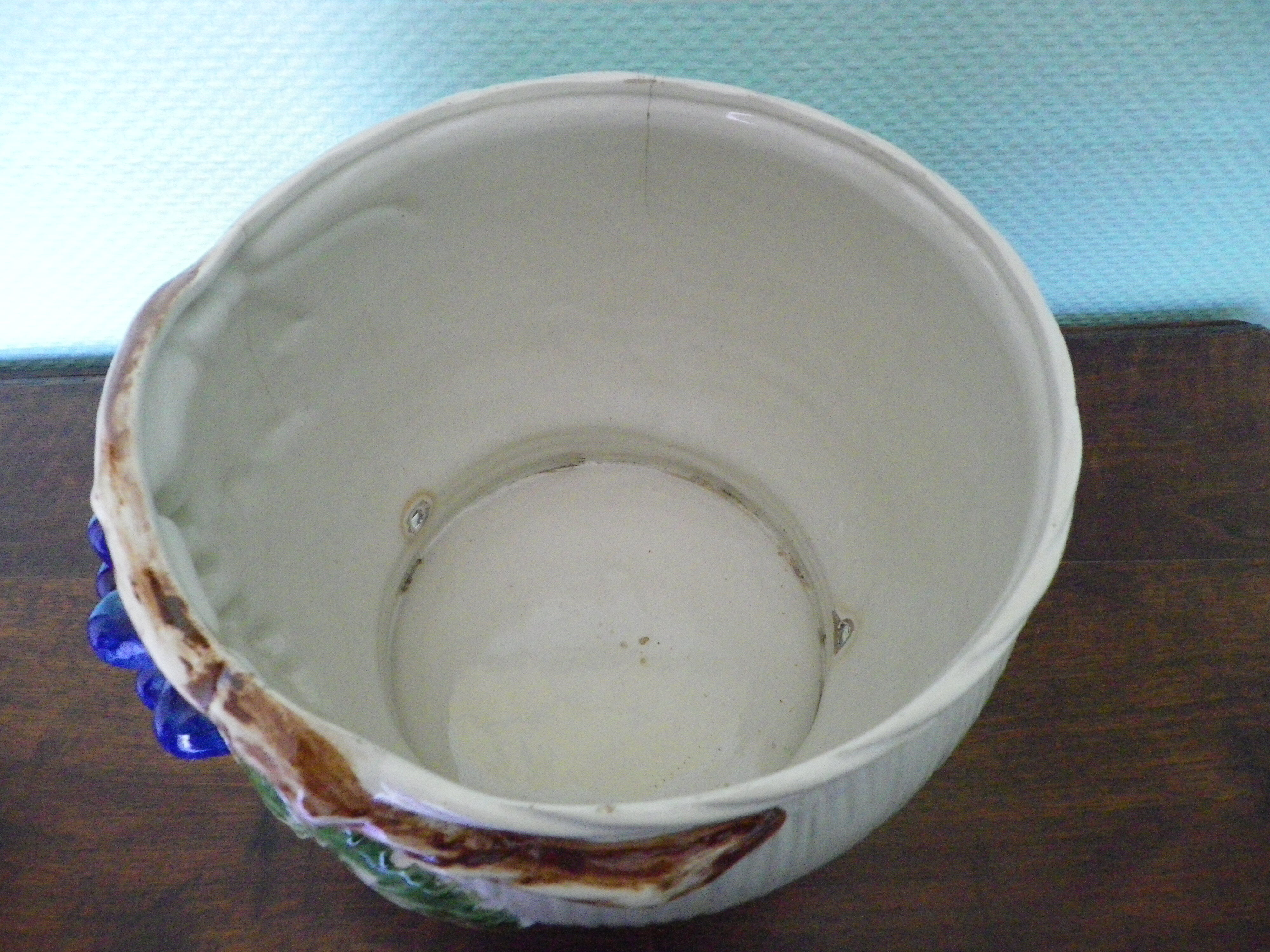 Ceramic flower pot with dabbling decorations