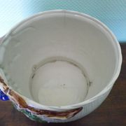 Pot de fleurs en céramique aux décors en barbotine