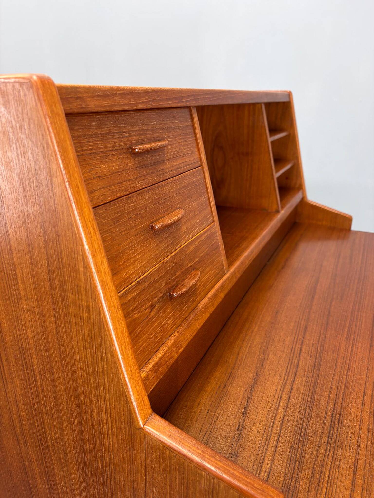 Commode à écrire en teck danois des années 1960