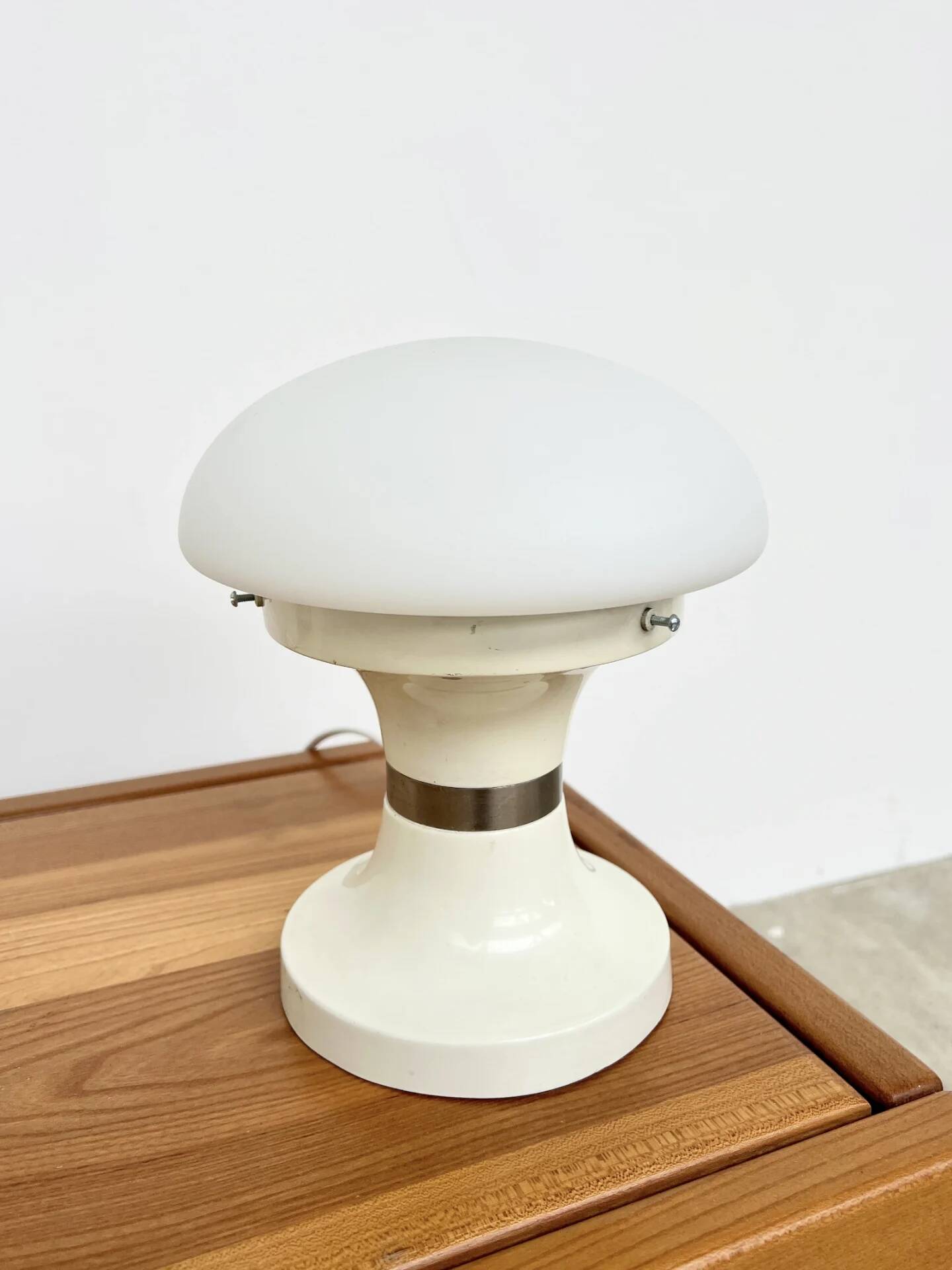 Paire de lampes champignon — Opaline blanche et métal laqué — Années 70