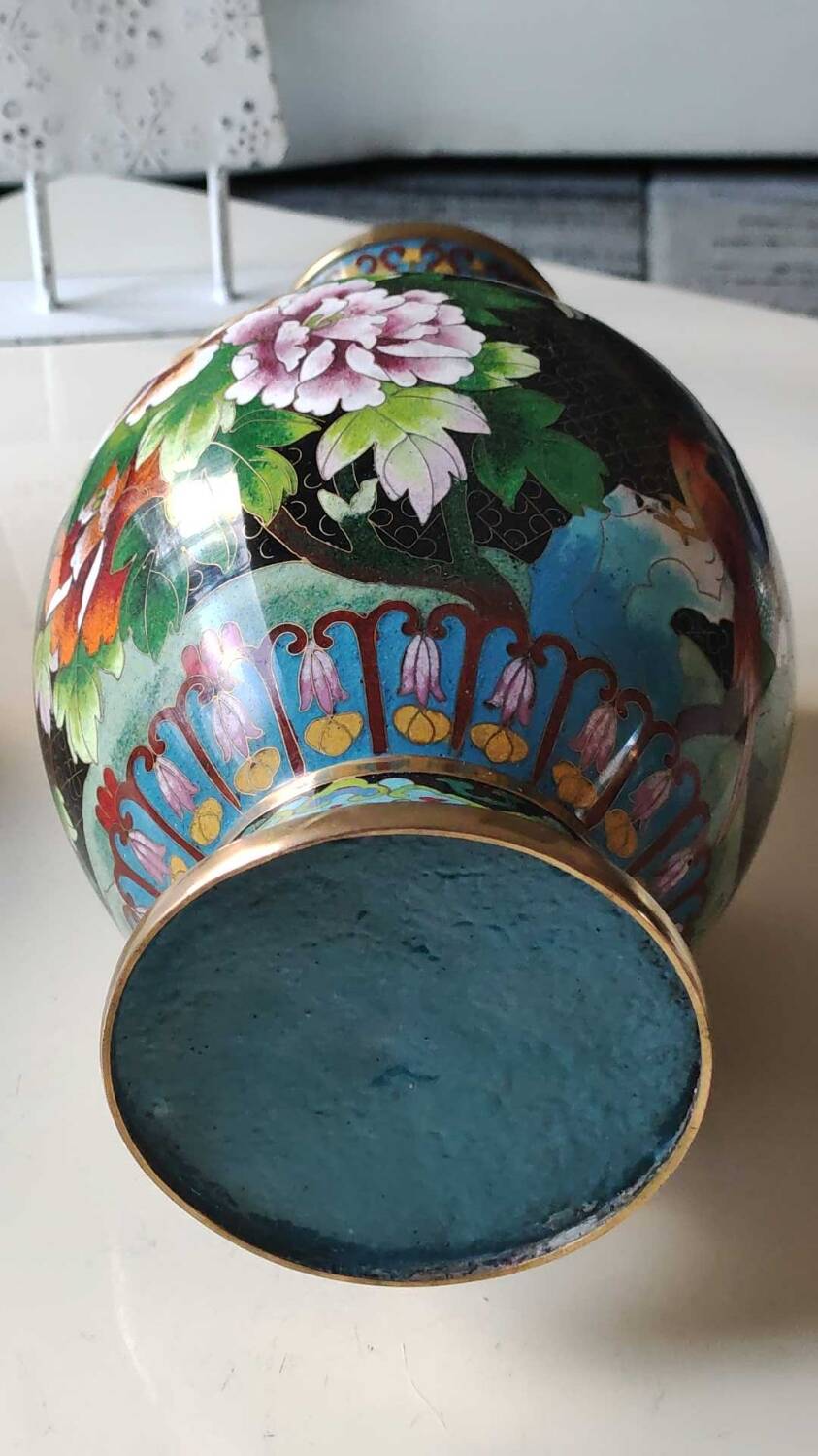 Grand Vase chinois en émail cloisonné. Années 50. Motifs floraux/Oiseaux exotiques 31 x 17 cm