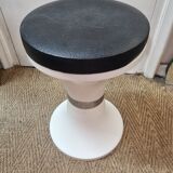 Tabouret tam tam dessus skaï noir de 1970