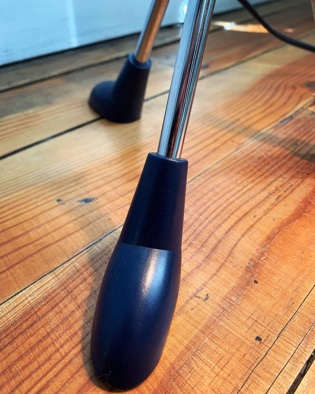 Articulated tripod foot lamp inspired by the Memphis movement