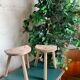 Duo de tabourets tripodes en bois brut