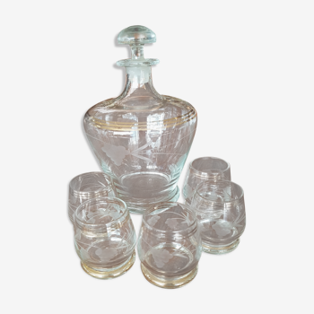 Set of 1 carafe made of chiseled glass and 5 glasses