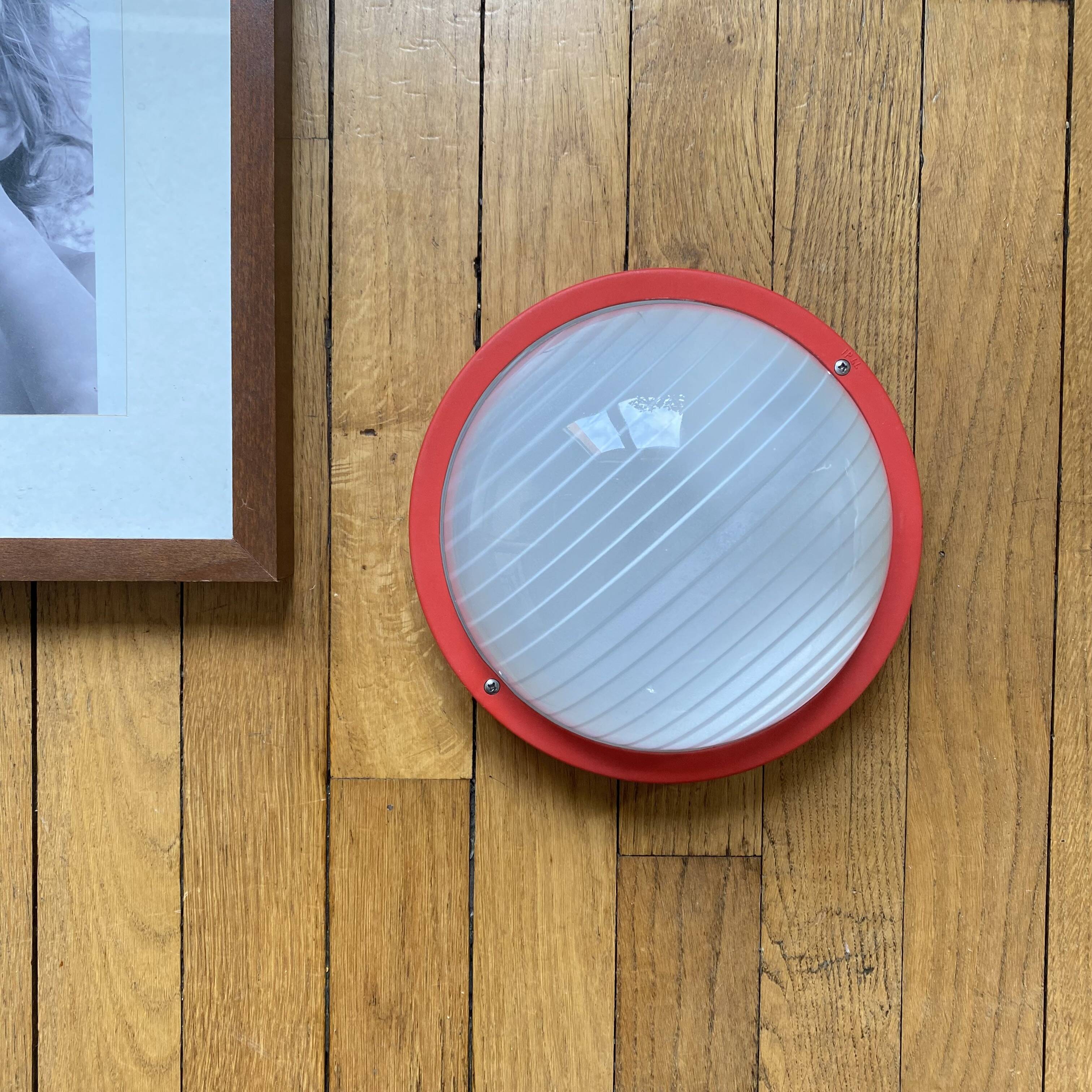 Round glass wall-mounted ceiling light porthole Prisma model Eko red.