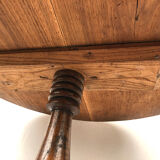 Round pedestal table in fruit wood