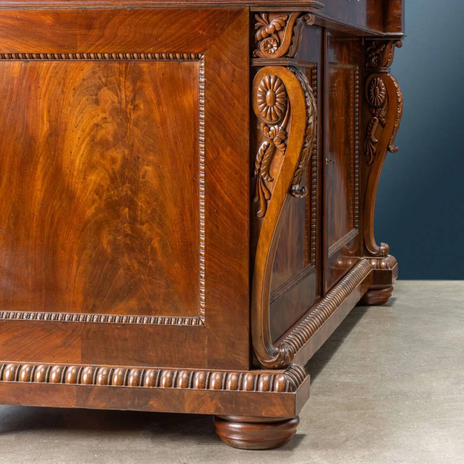 Writing desk in mahogany, Italy, 19th century