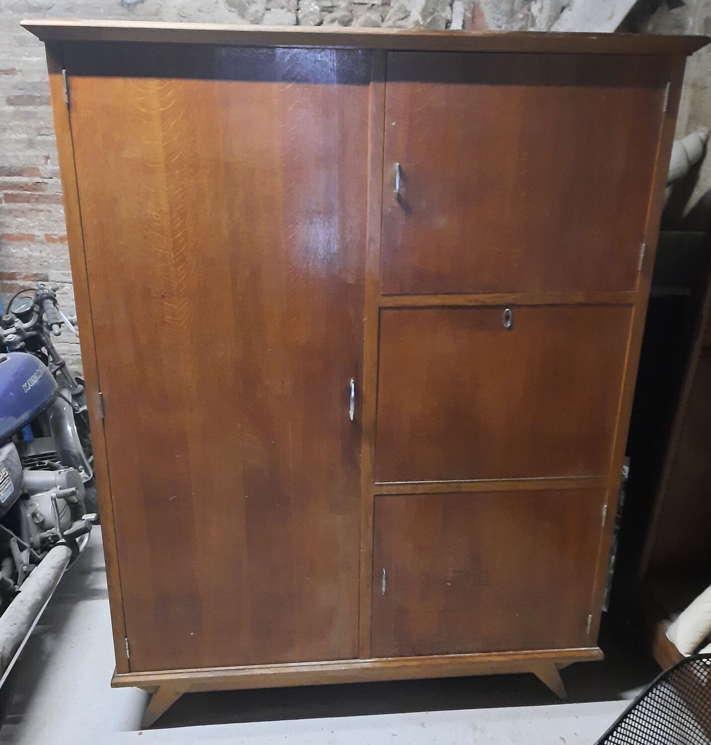 Vintage wardrobe feet compass