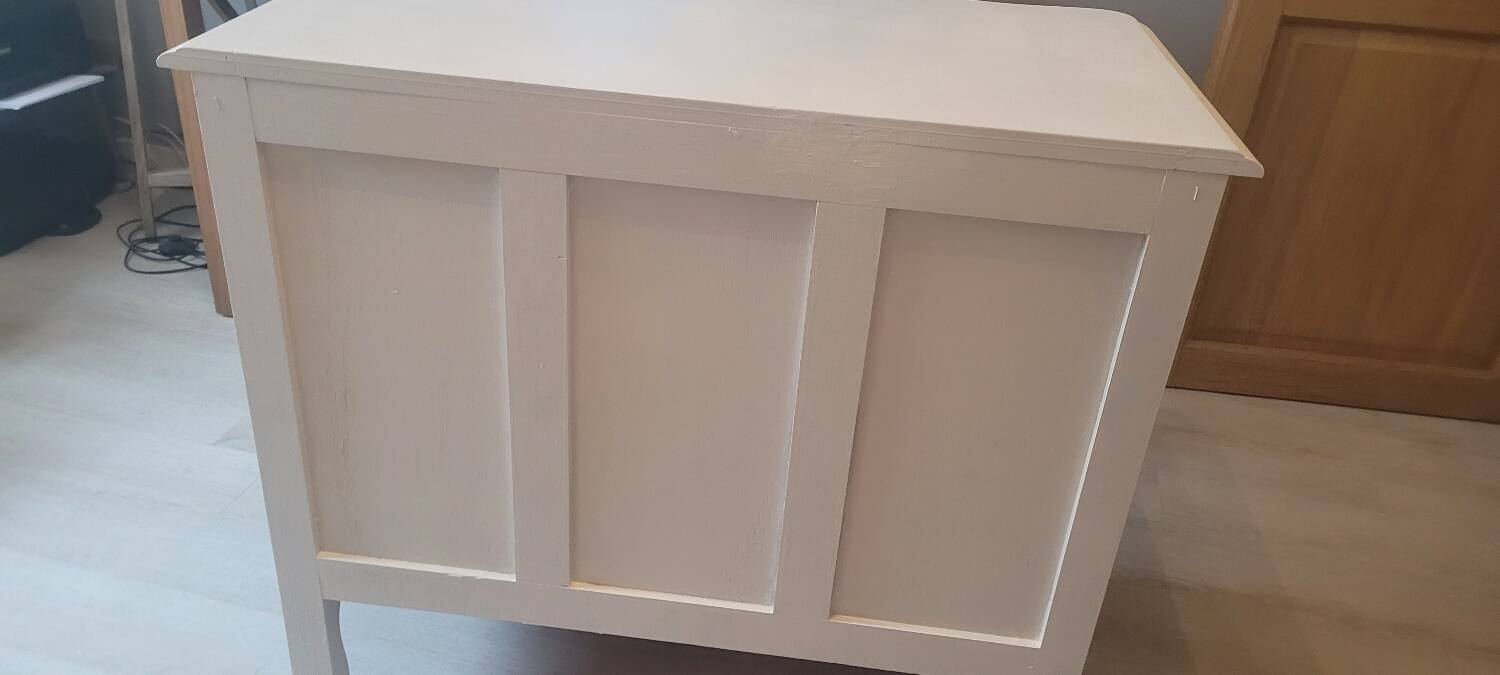 Louis XV style crossbow chest of drawers