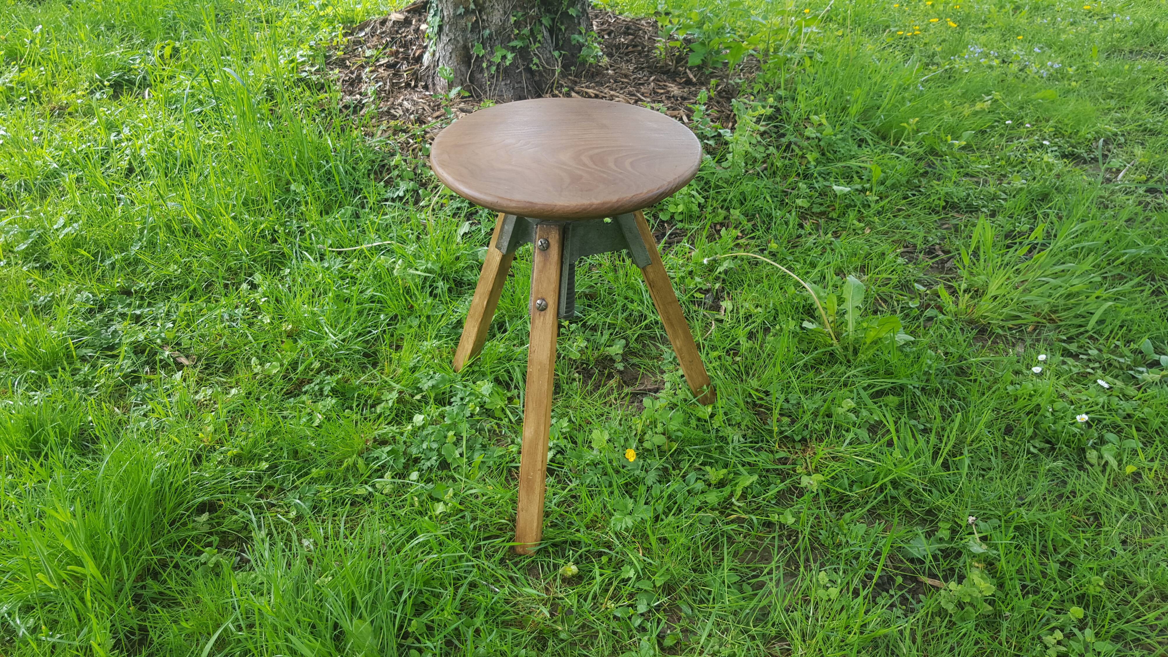 Screw workshop tripod
