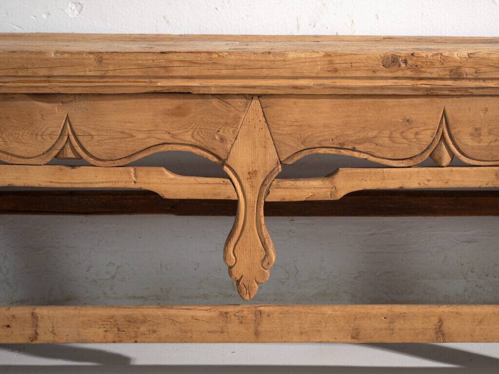 Table basse de grand format en cèdre à ceinture sculptée – Chine, vers 1920