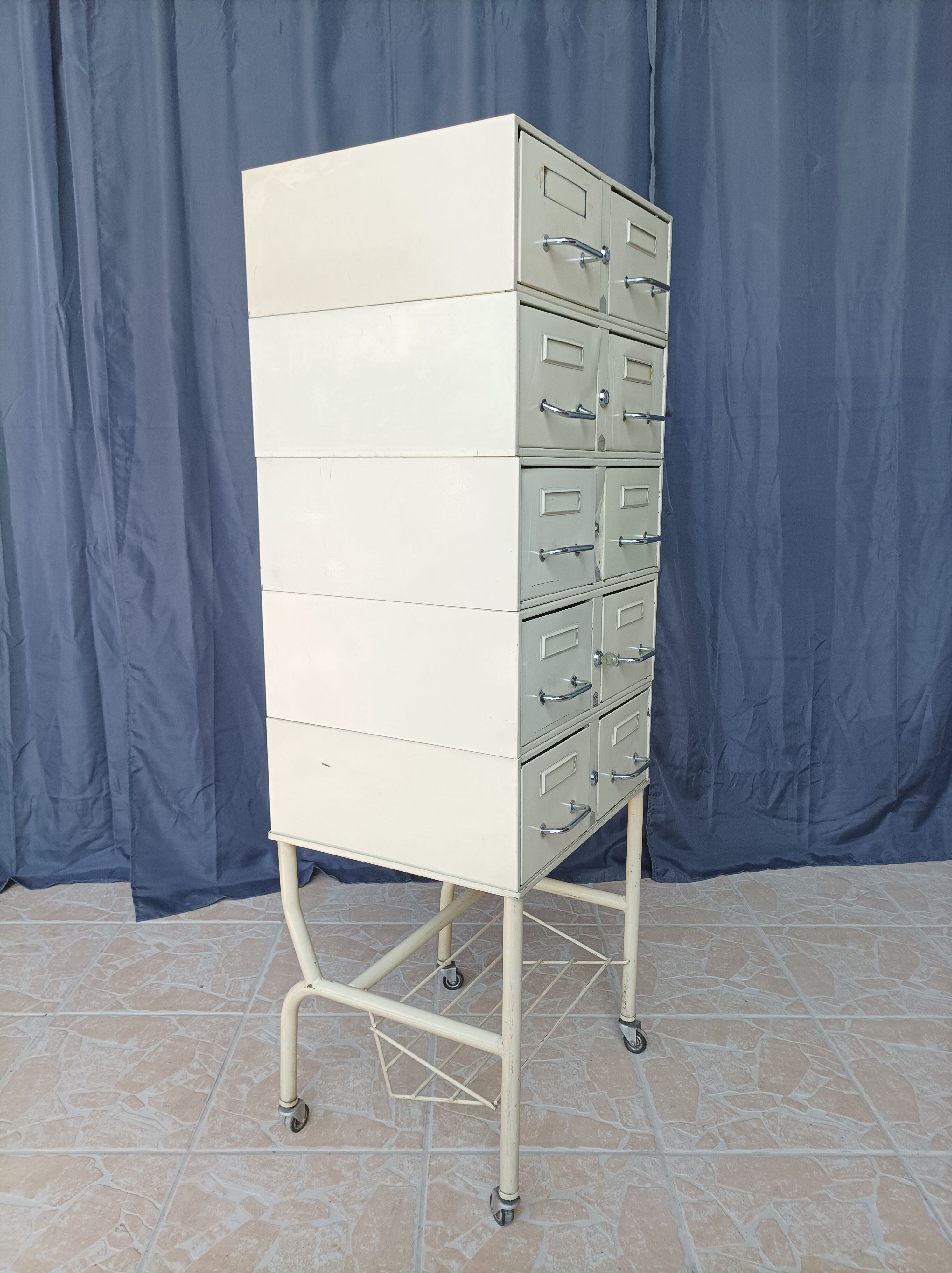 Cerem industrial locker service unit