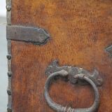 Coffre-fort ancien du XVIIe siècle recouvert de cuir avec la clé d'origine et une excellente patine