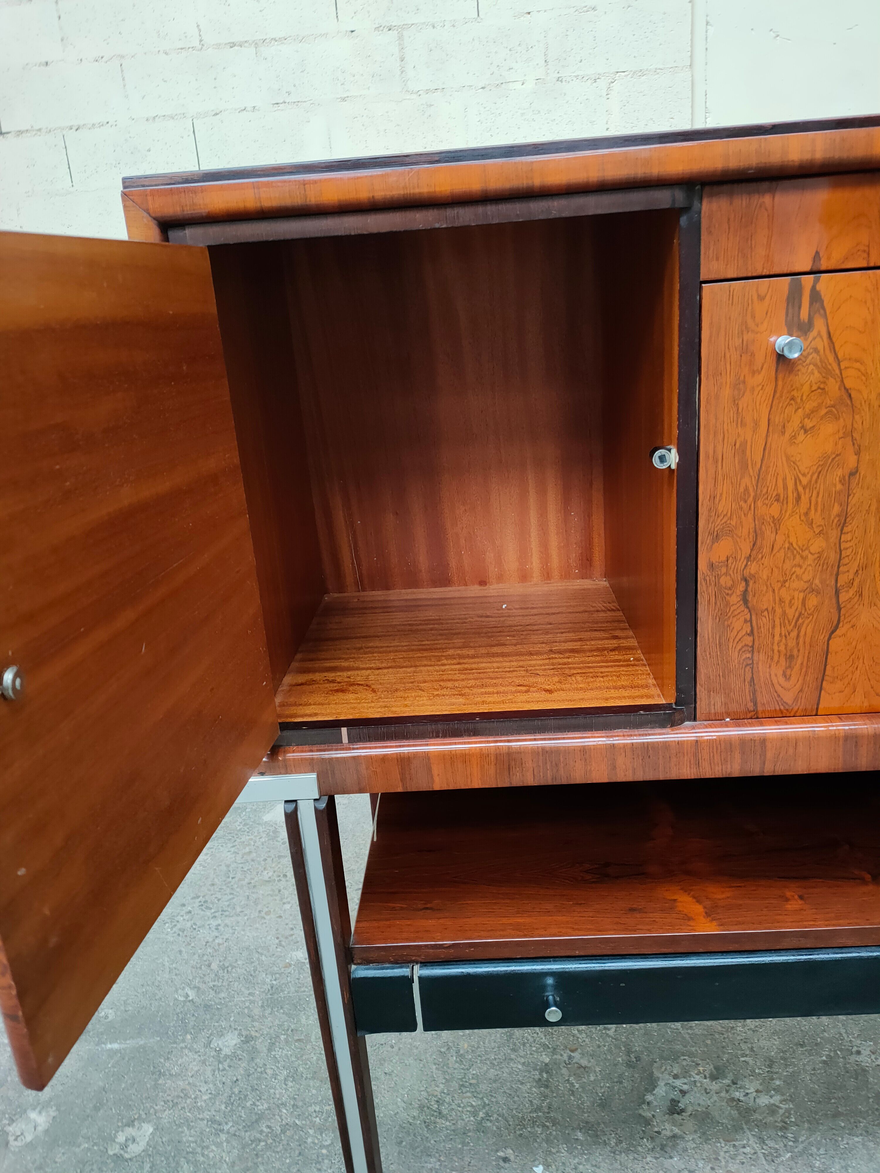 Rosewood-seeded string buffet