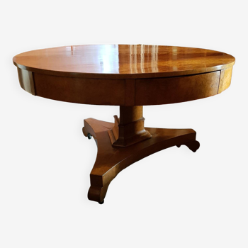 Round central foot table.
