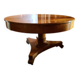 Round central foot table.