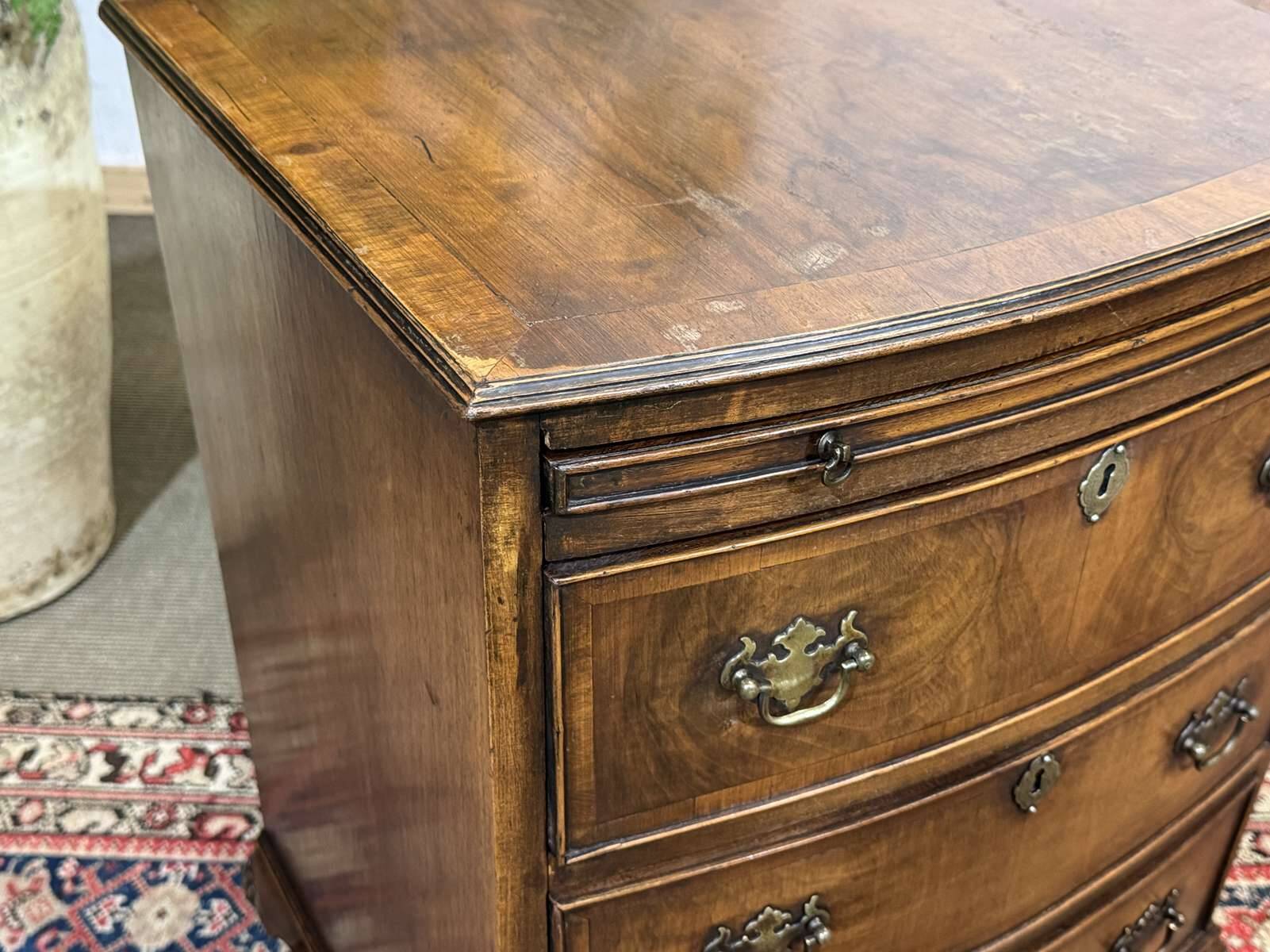 Commode anglaise en noyer des années 1950