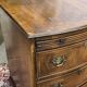 Commode anglaise en noyer des années 1950