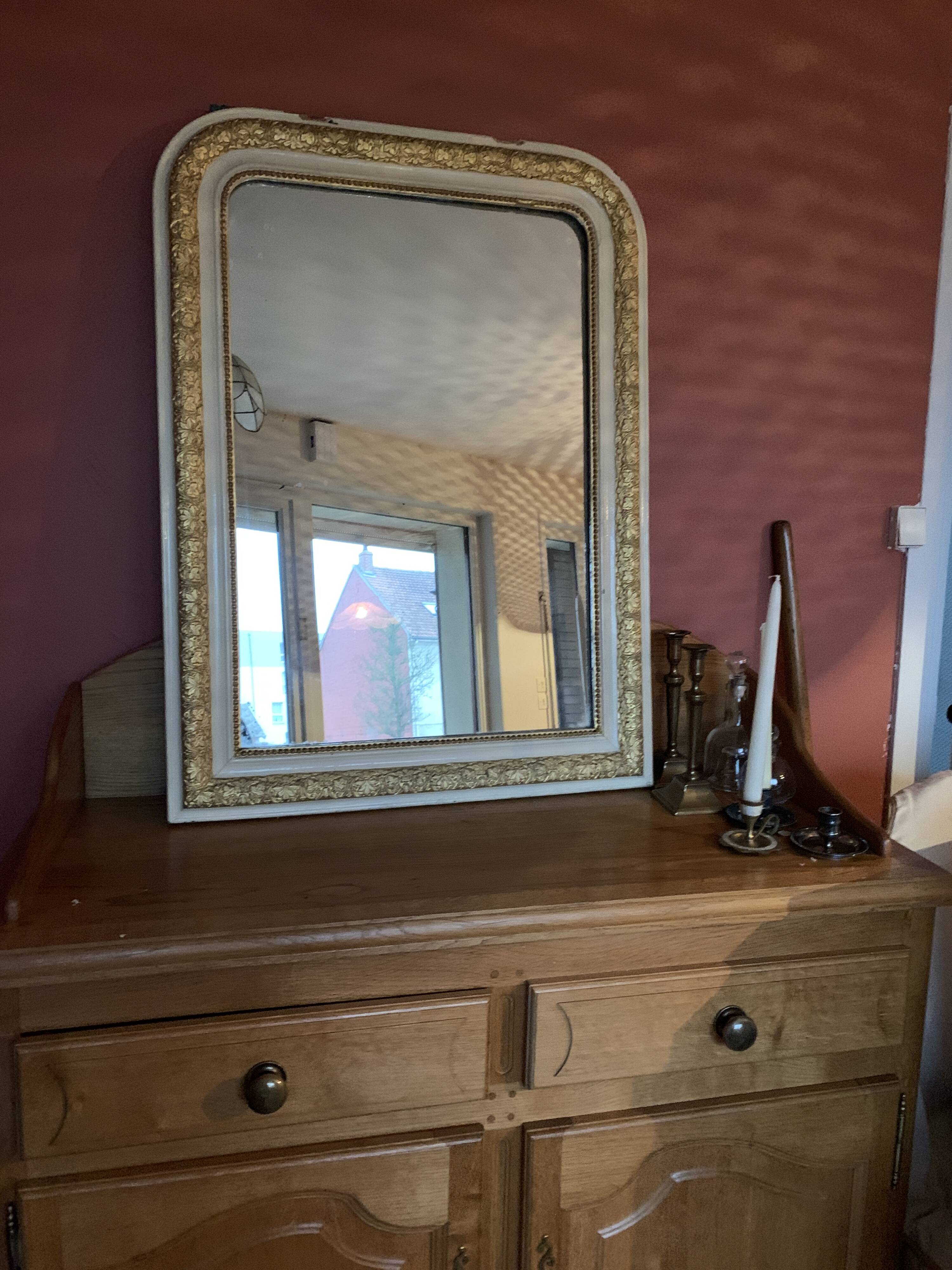 Louis Philippe Mirror Bonjour , Votre produit est refusé à ce jour en raison du manque d'une photo exhaustive je vous invite à vous tourner vers la sélection si vous avez des questions. selection@selency.com Bien à vous