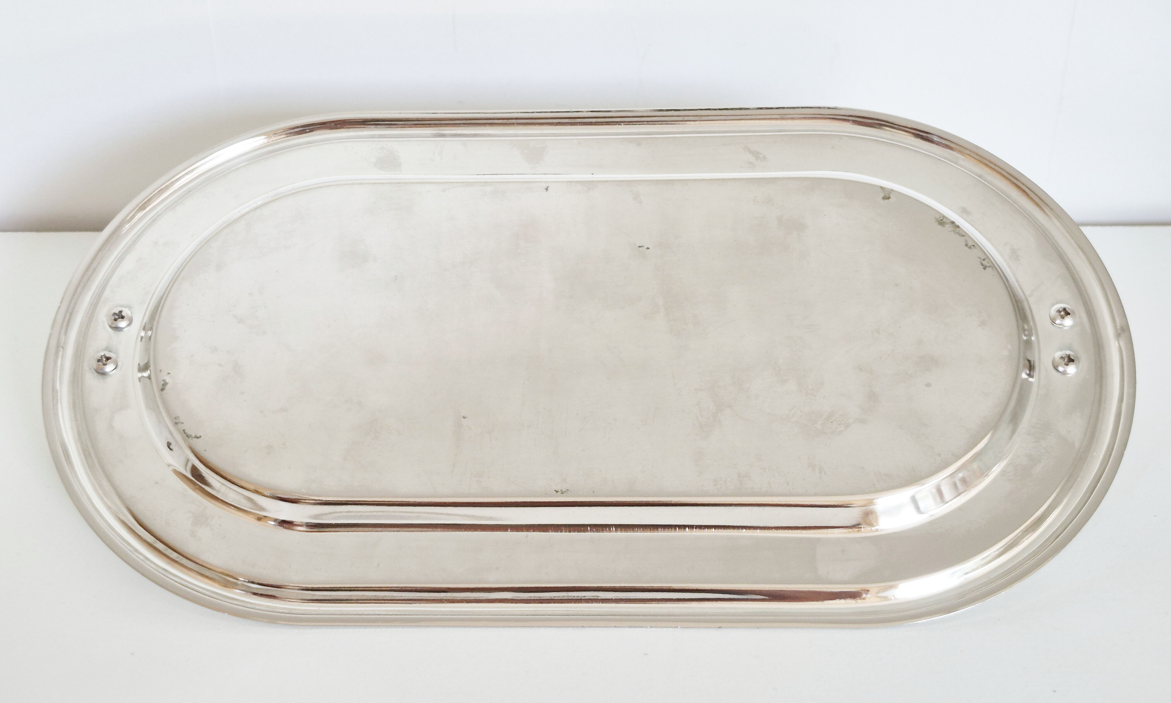 Serving dish for foie gras in silver-plated metal.