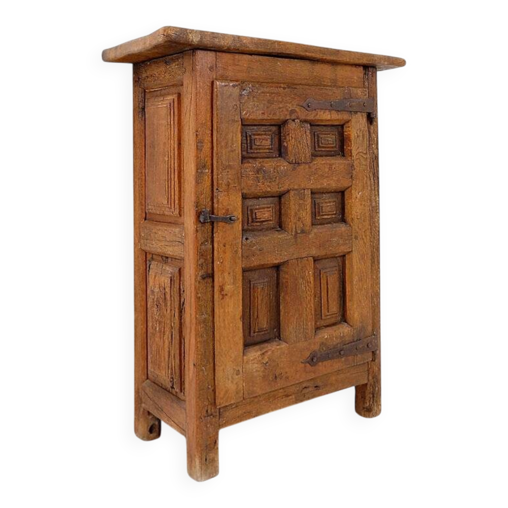 Armoire rustique en bois avec porte à panneau sculpté et ferrures en fer - Espagne, début XIXe siècle