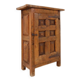 Armoire rustique en bois avec porte à panneau sculpté et ferrures en fer - Espagne, début XIXe siècle