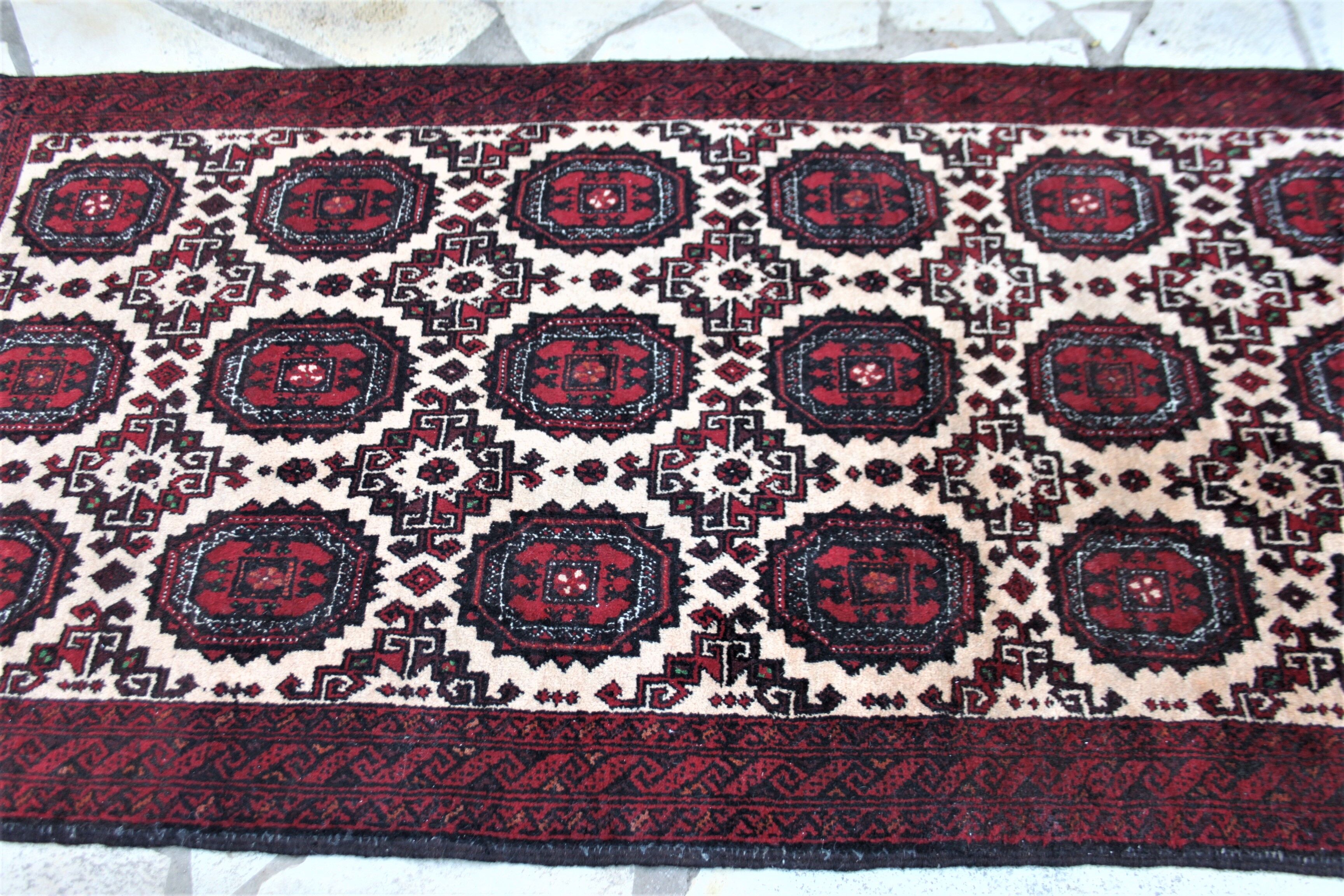 Ancient Persian carpet. 194 x 102 cm.