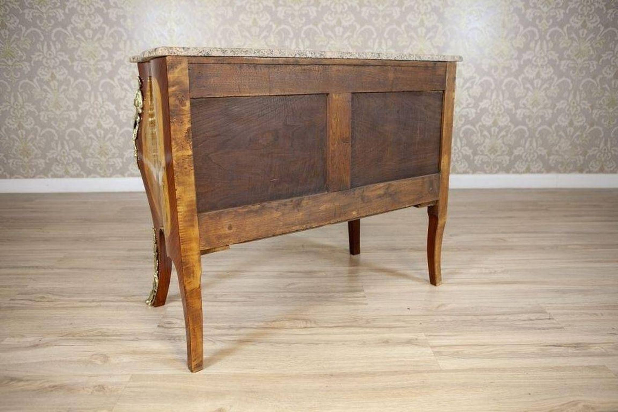 Commode de style français avec dessus en granit, années 1890.