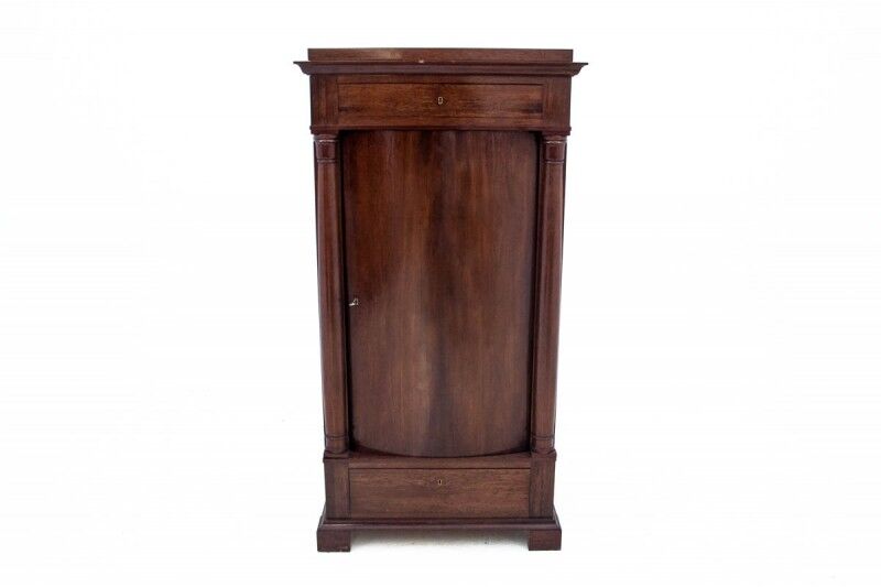 Commode ancienne, Europe du Nord, vers 1860.