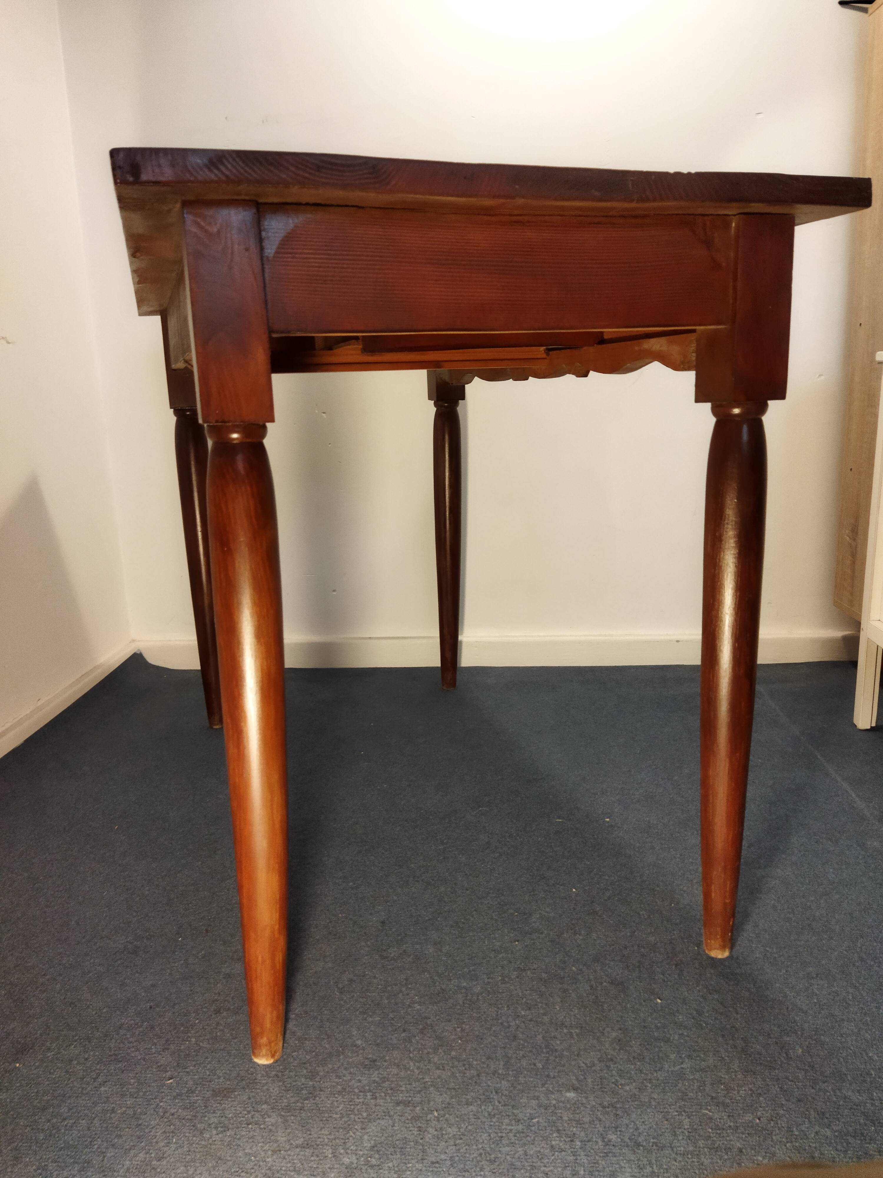 Desk feet spindles