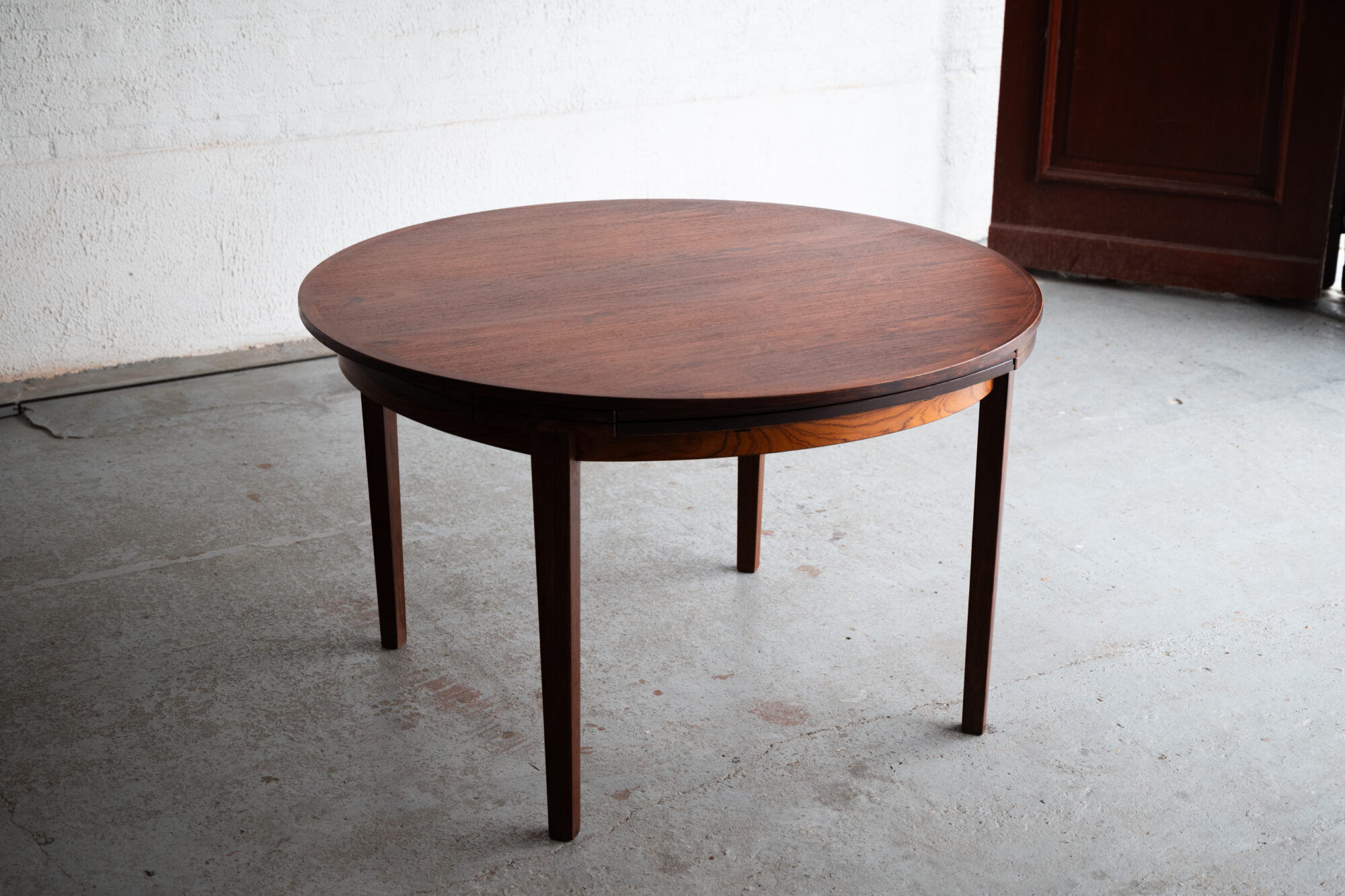 Dining table 'Lotus' by Dyrlund