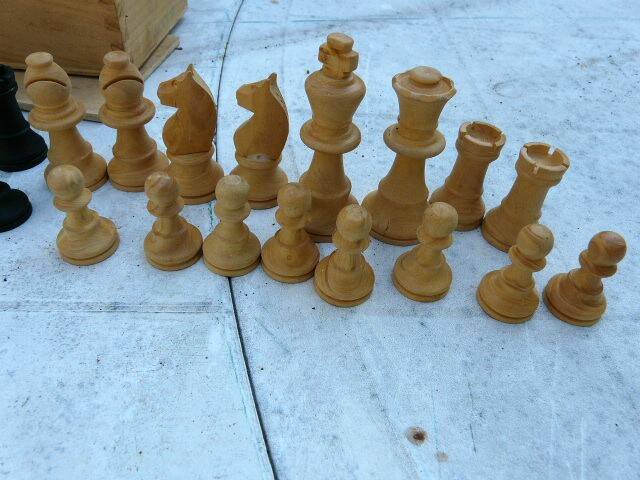 Vintage Staunton chess set in solid boxwood – Size 2 in its box.