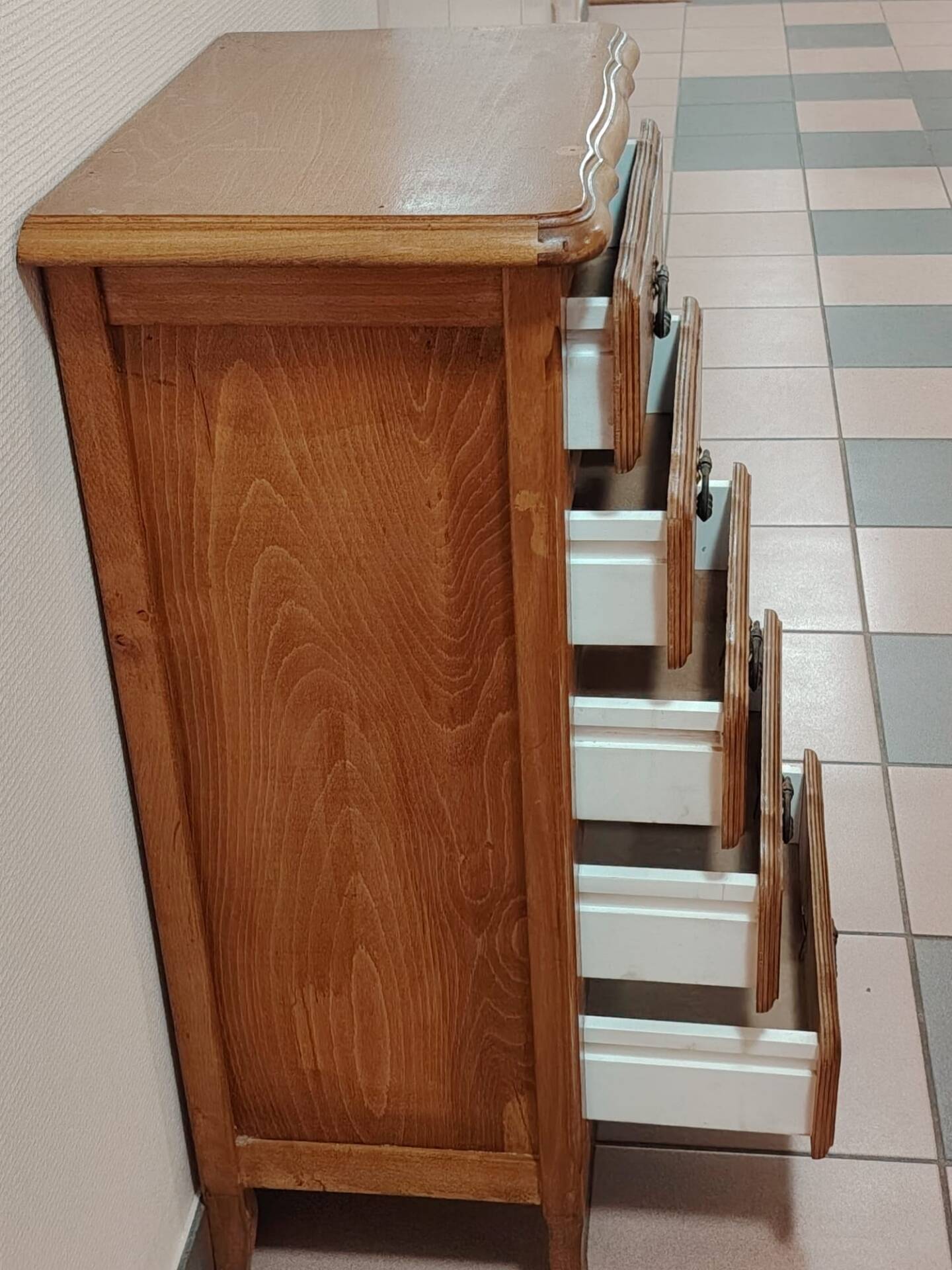 Antique chest of drawers with 5 drawers