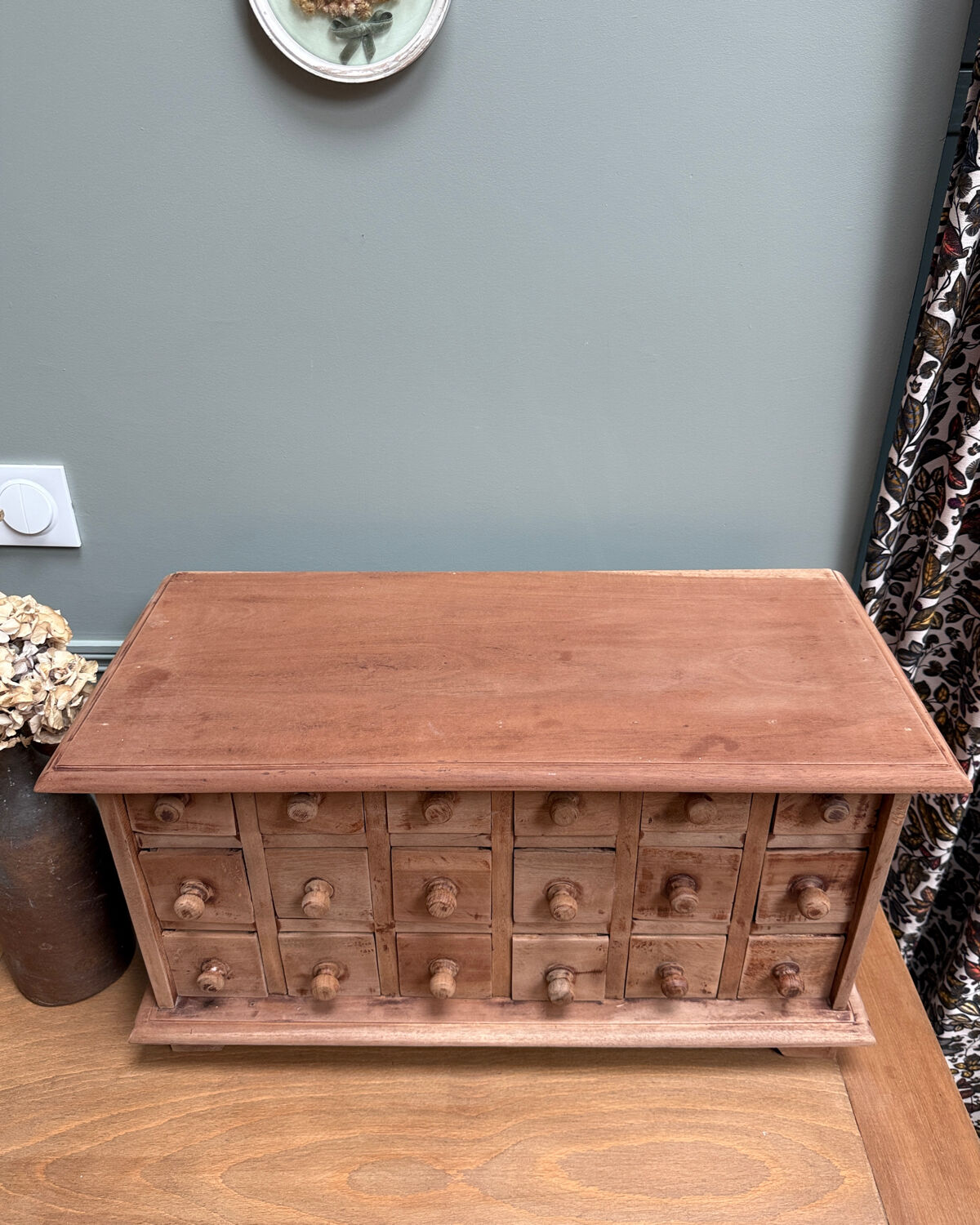 Small vintage drawer cabinet