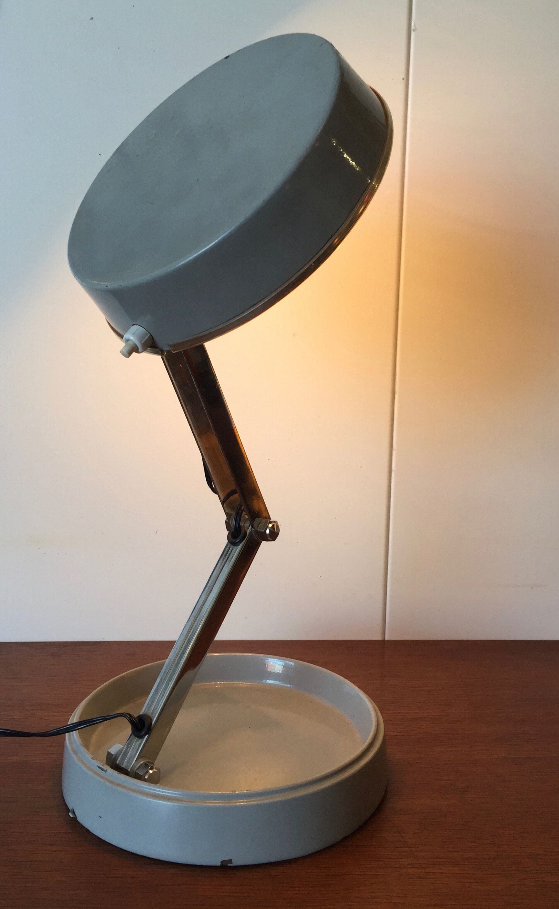 Folding industrial lamp