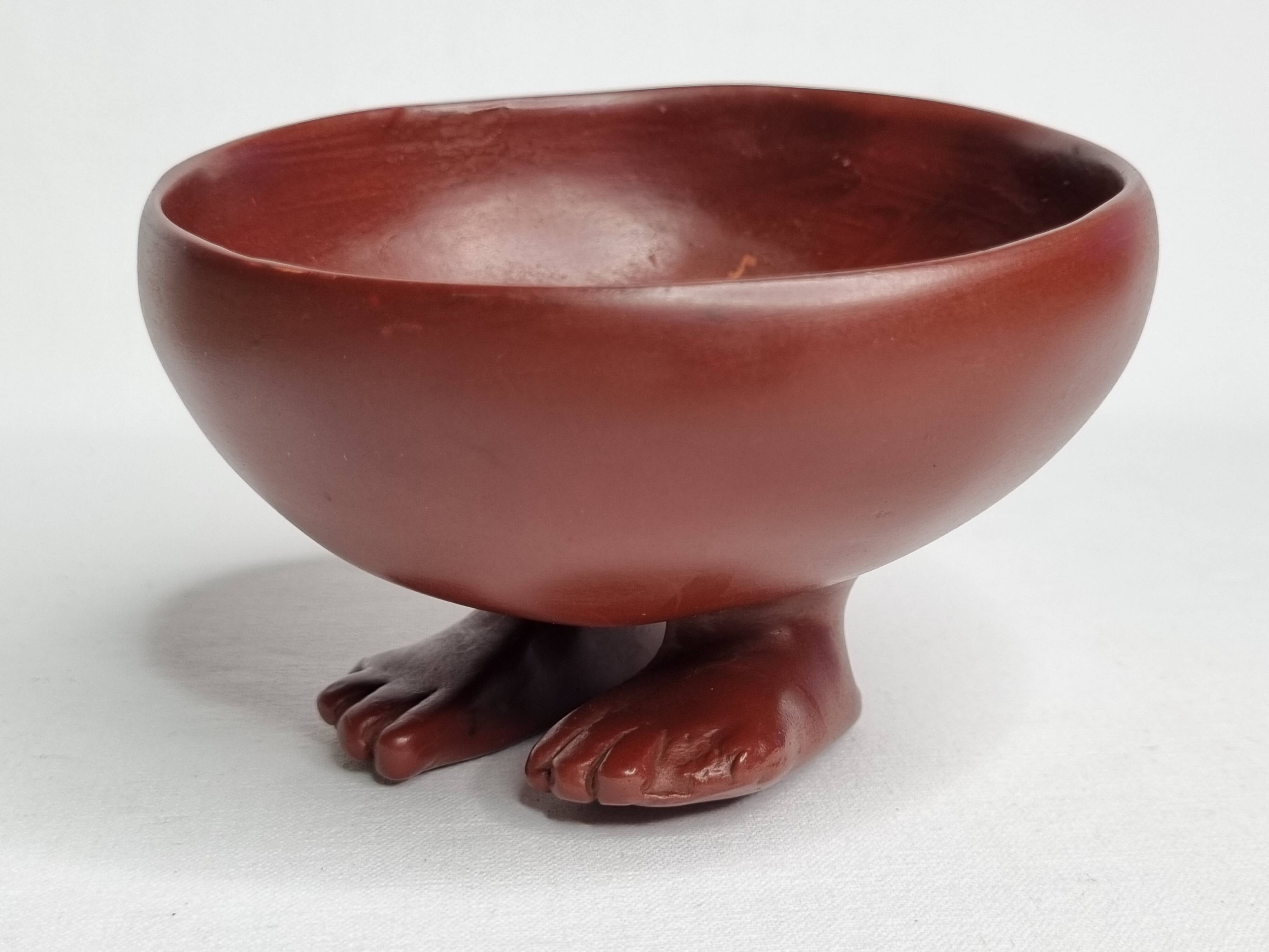 Empty pocket, Egyptian offering bowl "on feet" known as Nagada, 12 cm