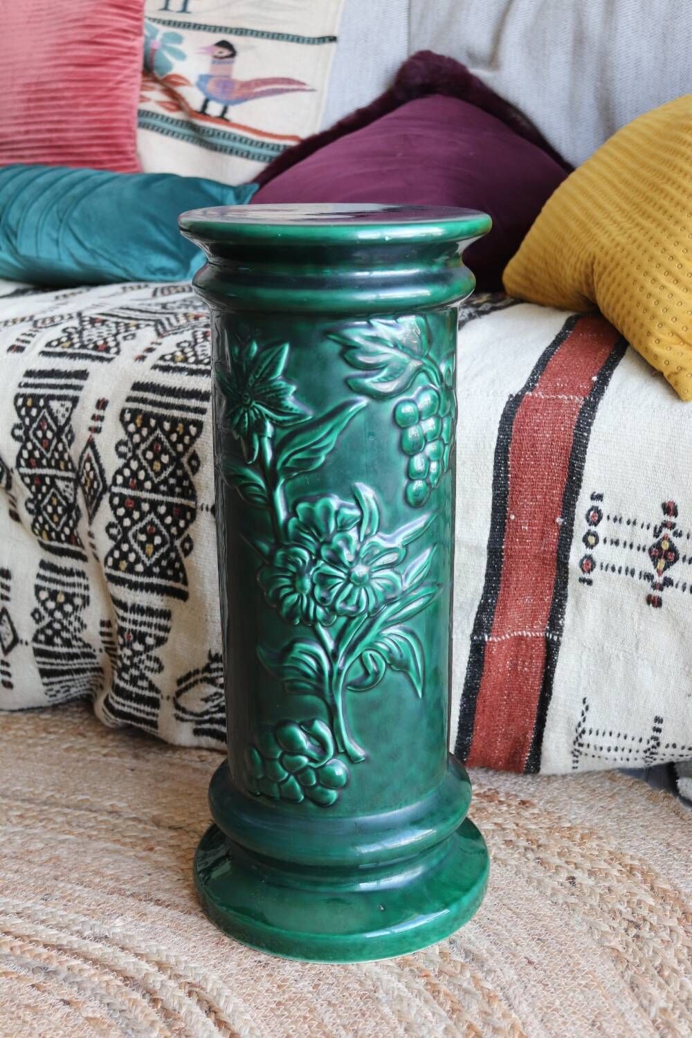 Pedestal column in green ceramic with flower and fruit decoration