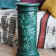 Pedestal column in green ceramic with flower and fruit decoration
